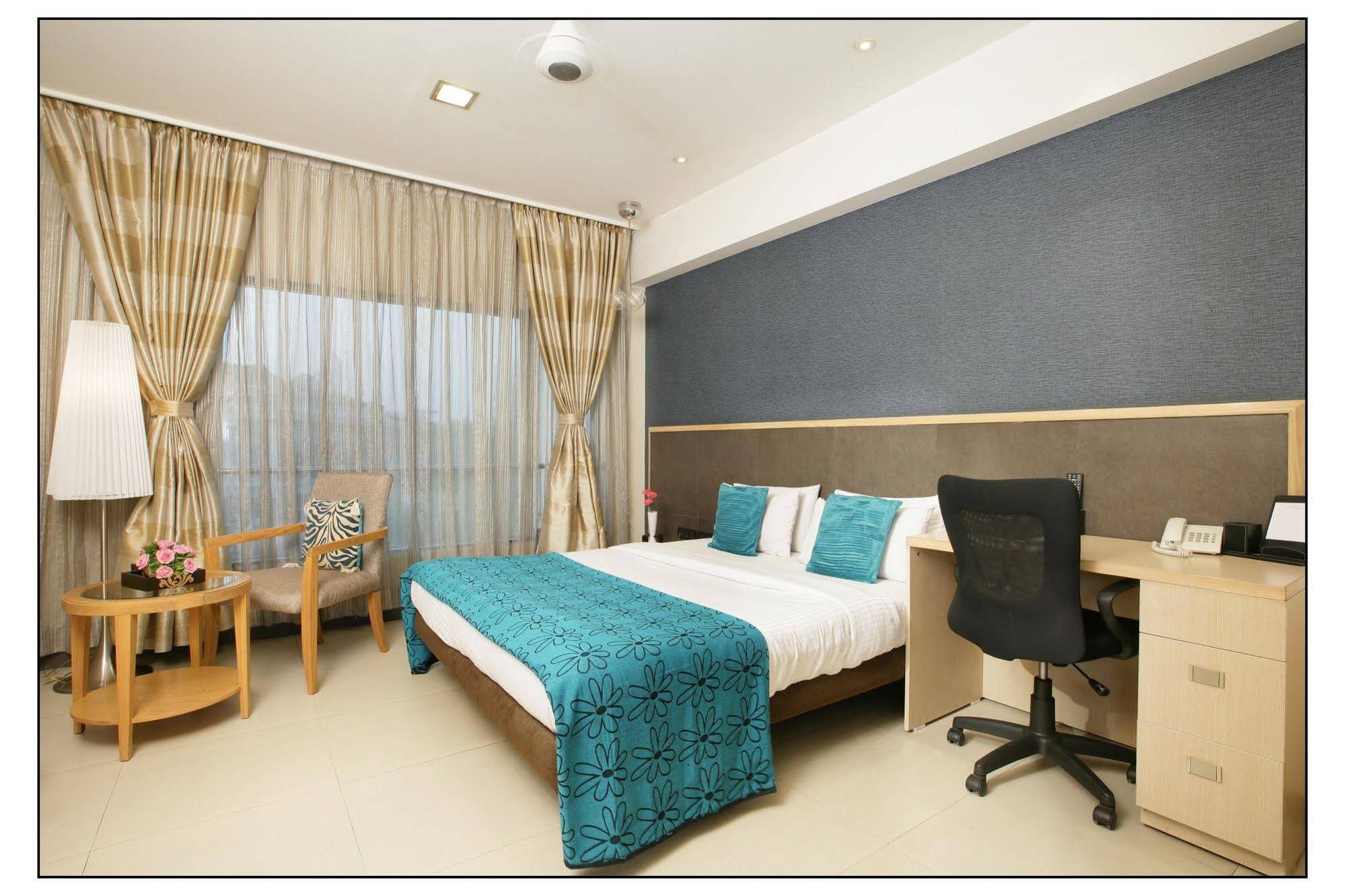 The Sirona Hotel Пуна Экстерьер фото