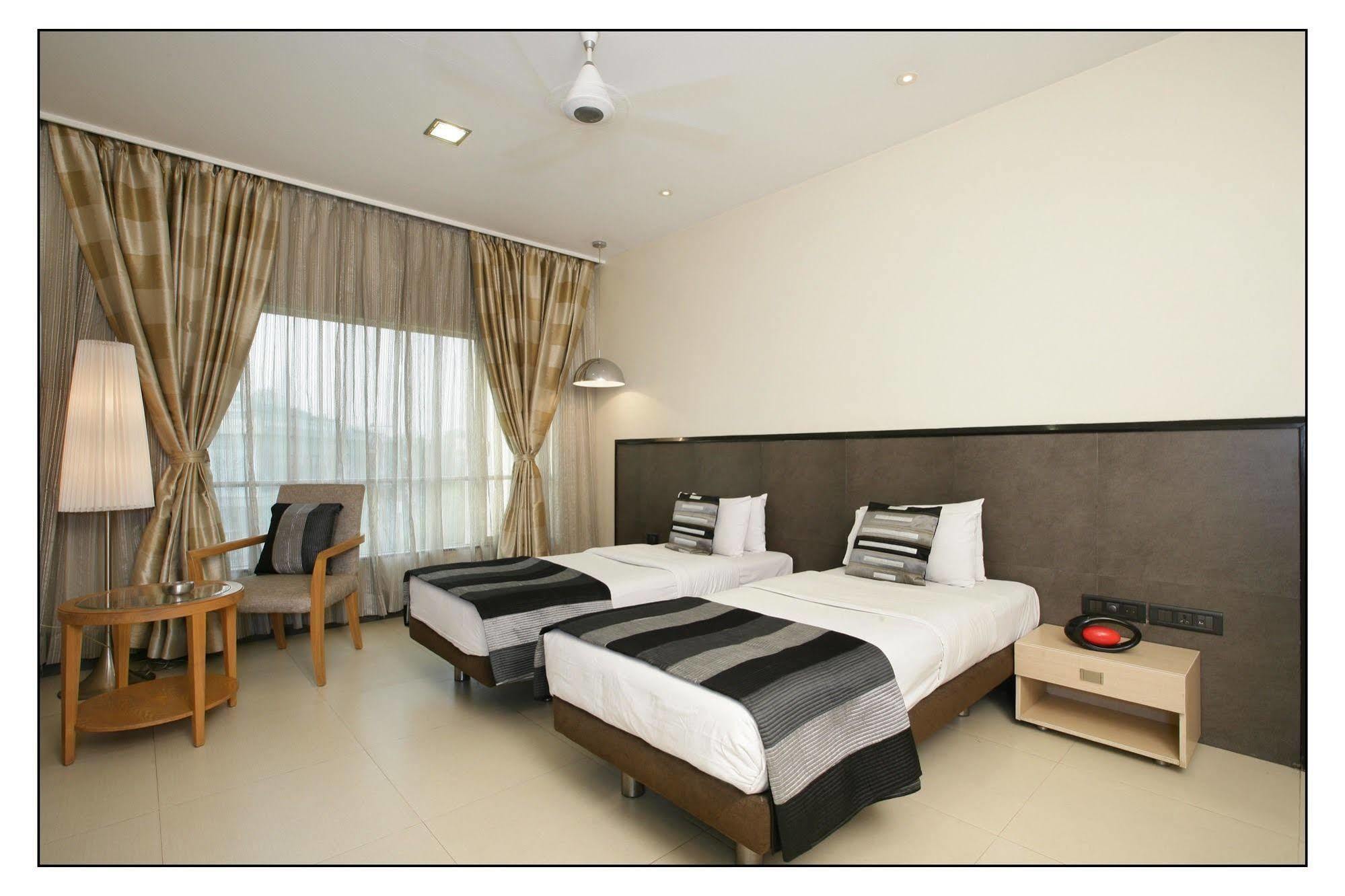 The Sirona Hotel Пуна Экстерьер фото