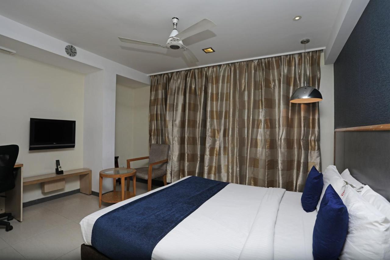 The Sirona Hotel Пуна Экстерьер фото